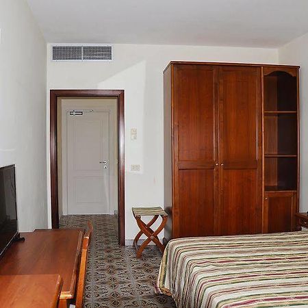 Hotel Baia Delle Sirene มารีนาดีกาเมโรตา ภายนอก รูปภาพ