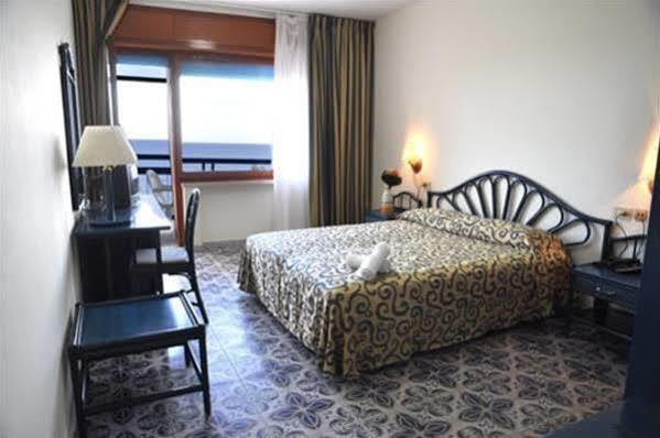 Hotel Baia Delle Sirene มารีนาดีกาเมโรตา ภายนอก รูปภาพ