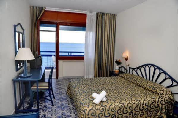 Hotel Baia Delle Sirene มารีนาดีกาเมโรตา ภายนอก รูปภาพ