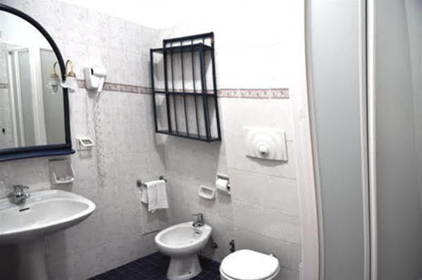 Hotel Baia Delle Sirene มารีนาดีกาเมโรตา ภายนอก รูปภาพ