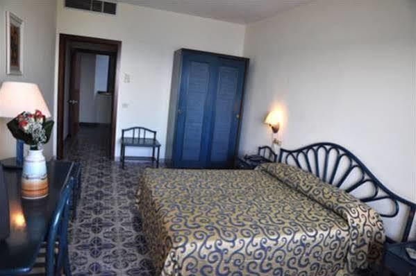 Hotel Baia Delle Sirene มารีนาดีกาเมโรตา ภายนอก รูปภาพ